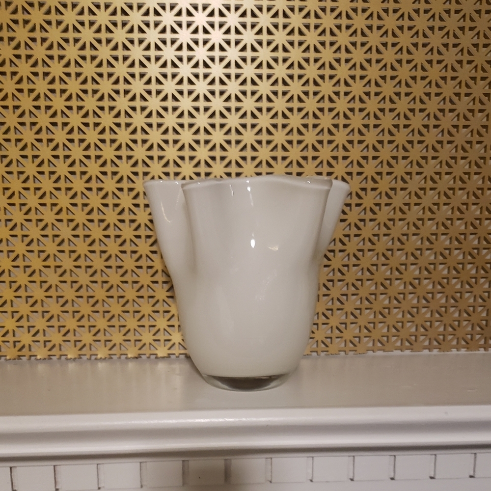 WHITE DECORATIVE GLASS VASE